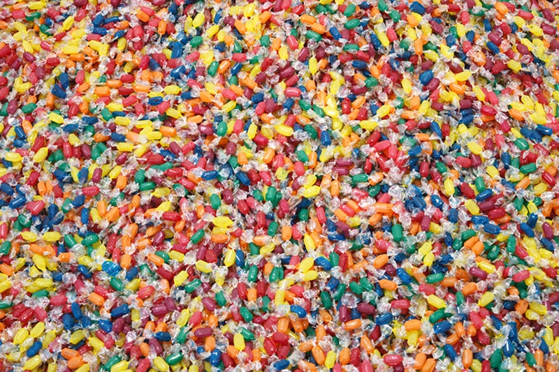 Damien Hirst 與 Felix Gonzales-Torres 共同打造「Visual Candy」裝置藝術展
