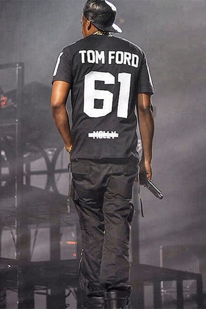 Jay Z 在全球巡迴演唱會上穿著 BBP 設計 T-Shirt 向 Tom Ford 致敬