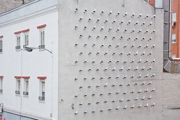 SpY 於馬德里創作的街頭裝置「Cameras」