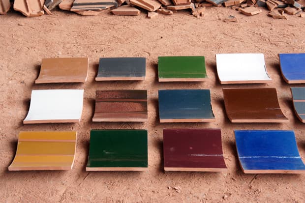 Tsuyoshi Hayashi 利用廢棄瓦片打造「Kawara Benches」藝術座椅