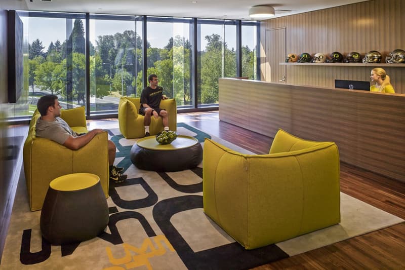 深入由 ZGF Architects 打造的俄勒岡大學 Hatfield-Dowlin 橄欖球綜合訓練中心