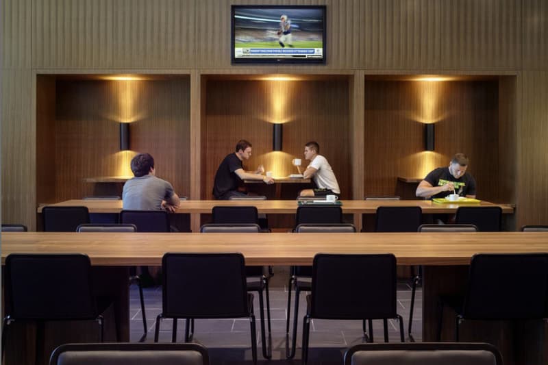 深入由 ZGF Architects 打造的俄勒岡大學 Hatfield-Dowlin 橄欖球綜合訓練中心