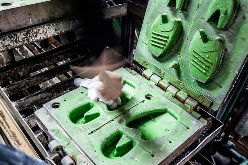 跟隨《Sneaker Freaker》探訪 Reebok Instapump Fury 的生産過程