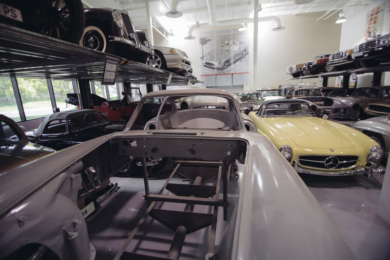 跟隨 Gear Patrol 走入 Mercedes-Benz Classics Center 展廳中心