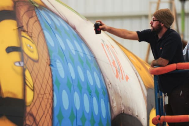 Os Gêmeos 為巴西足球國家隊專機塗鴉改裝