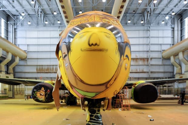 Os Gêmeos 為巴西足球國家隊專機塗鴉改裝