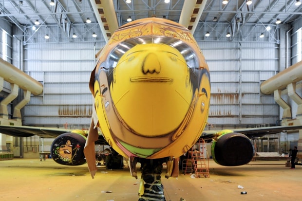 Os Gêmeos 為巴西足球國家隊專機塗鴉改裝