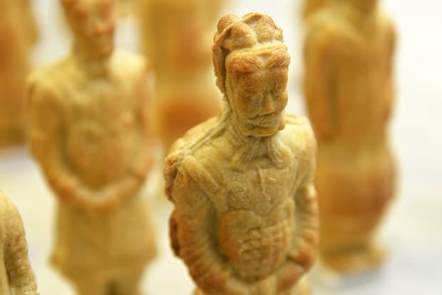 Annabel de Vetten 使用披薩麵團打造兵馬俑雕塑