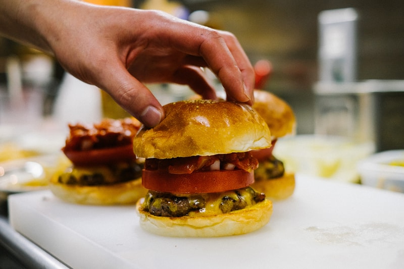 HYPEBEASTS EATS: NIGO 咖啡館 2-5 Café 特別版「Pharrell Burger」