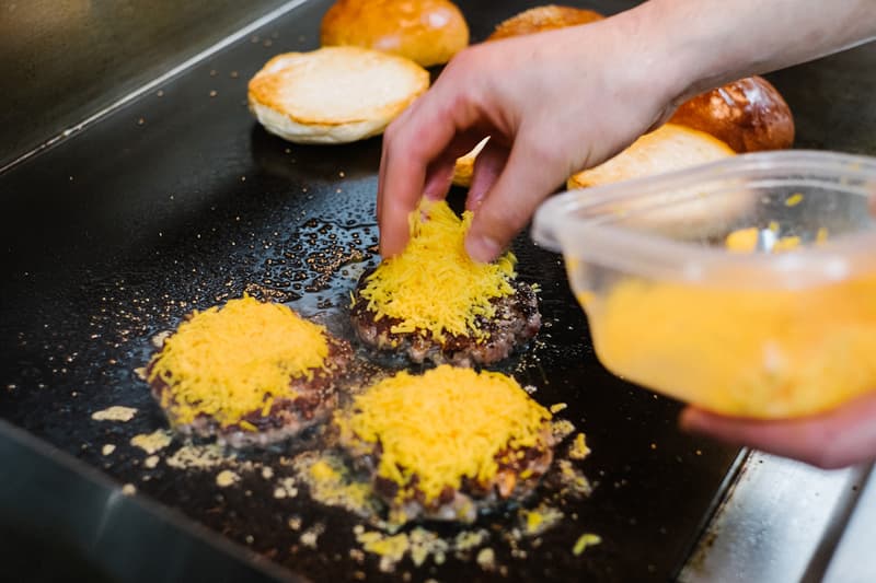 HYPEBEASTS EATS: NIGO 咖啡館 2-5 Café 特別版「Pharrell Burger」