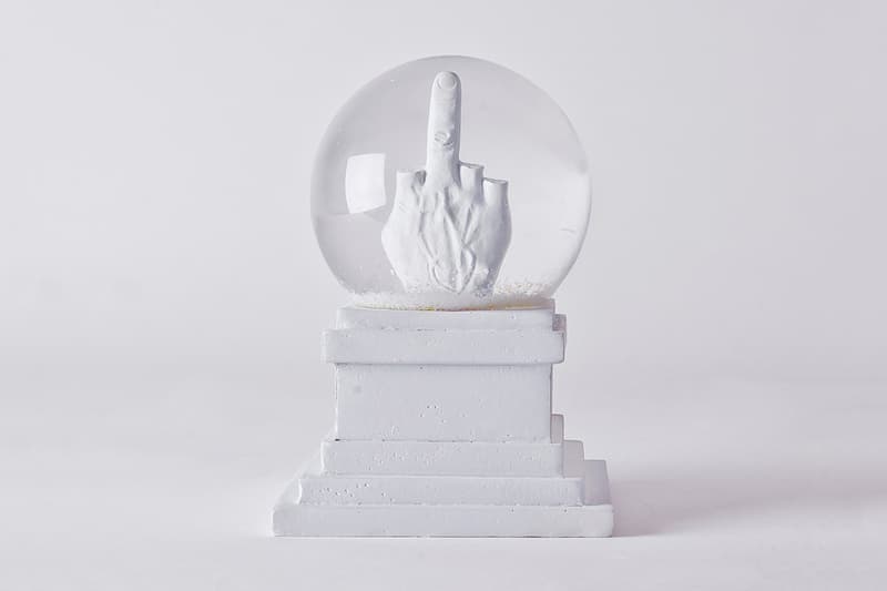 Maurizio Cattelan「L.O.V.E.」雪晶球