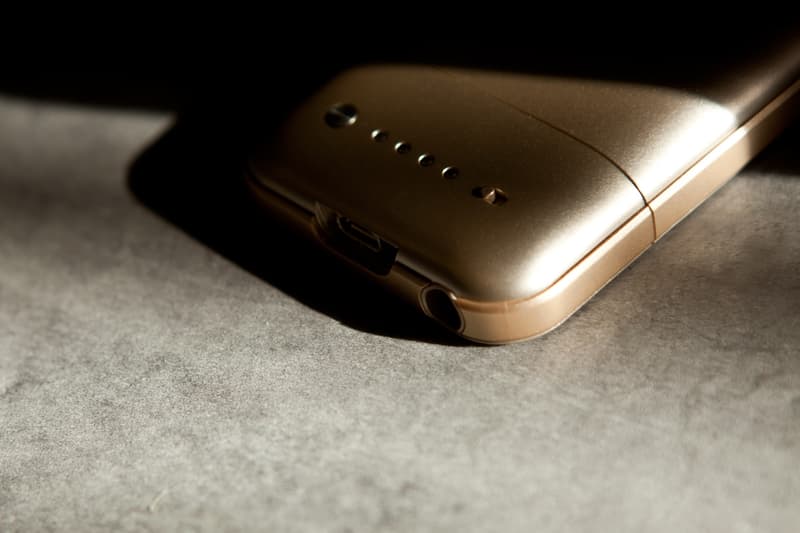 Mophie 16GB Gold Space Pack 智能手機殼