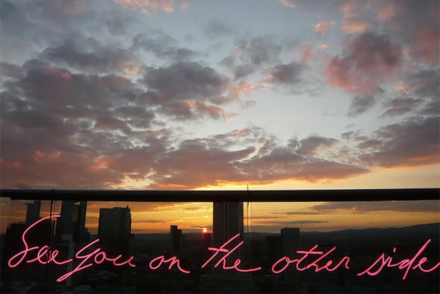 Olivia Steele 打造霓虹燈藝術裝置