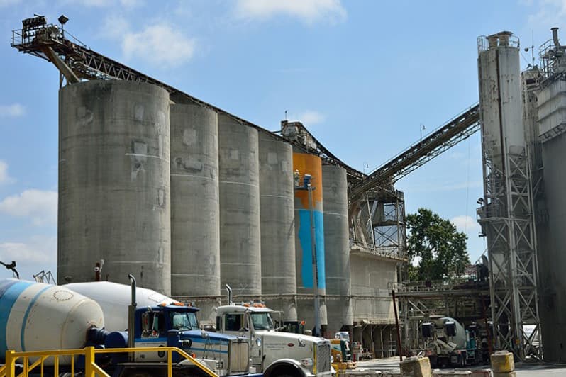 Os Gemeos 於溫哥華創作最新巨型壁畫作「Giants」