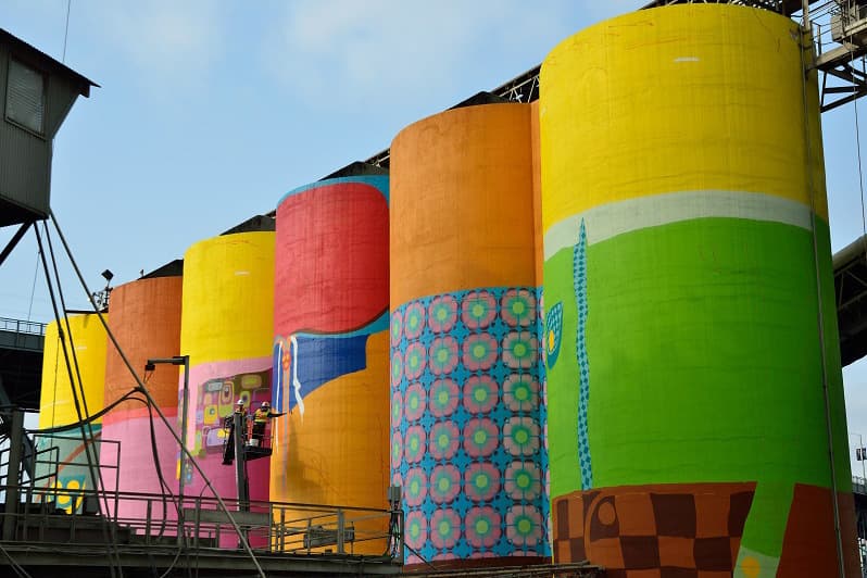 Os Gemeos 於溫哥華創作最新巨型壁畫作「Giants」