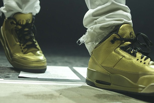 Drake 穿著全金色特別版 Air Jordan 3 上台演出