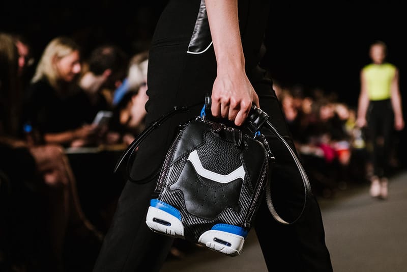 Alexander Wang 於 2015 春夏女裝系列中融入大量經典球鞋元素
