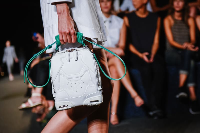 Alexander Wang 於 2015 春夏女裝系列中融入大量經典球鞋元素