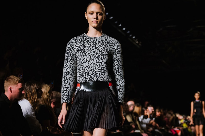 Alexander Wang 於 2015 春夏女裝系列中融入大量經典球鞋元素