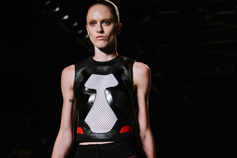 Alexander Wang 於 2015 春夏女裝系列中融入大量經典球鞋元素