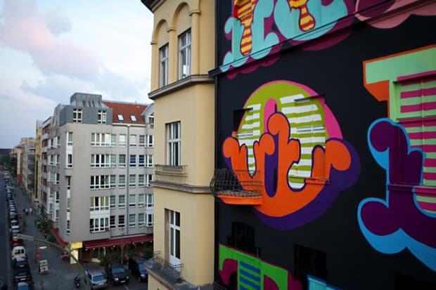 Ben Eine 於柏林為 M/5 藝術企劃創作巨型壁畫
