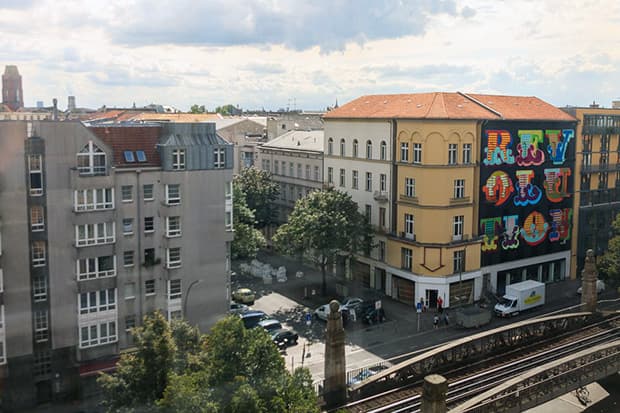 Ben Eine 於柏林為 M/5 藝術企劃創作巨型壁畫