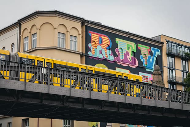 Ben Eine 於柏林為 M/5 藝術企劃創作巨型壁畫
