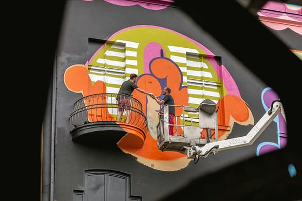 Ben Eine 於柏林為 M/5 藝術企劃創作巨型壁畫