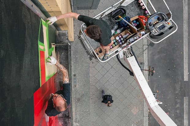 Ben Eine 於柏林為 M/5 藝術企劃創作巨型壁畫