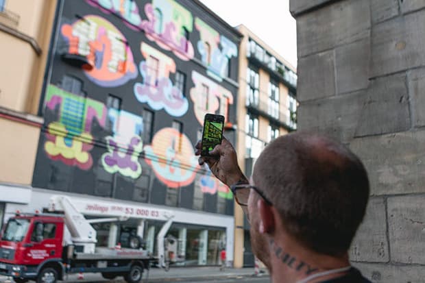 Ben Eine 於柏林為 M/5 藝術企劃創作巨型壁畫