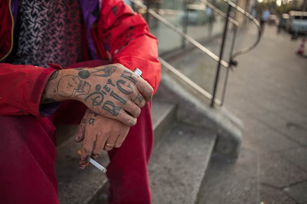 Ben Eine 於柏林為 M/5 藝術企劃創作巨型壁畫