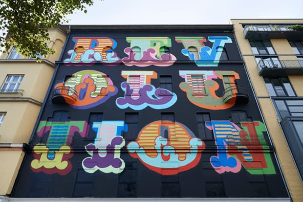 Ben Eine 於柏林為 M/5 藝術企劃創作巨型壁畫