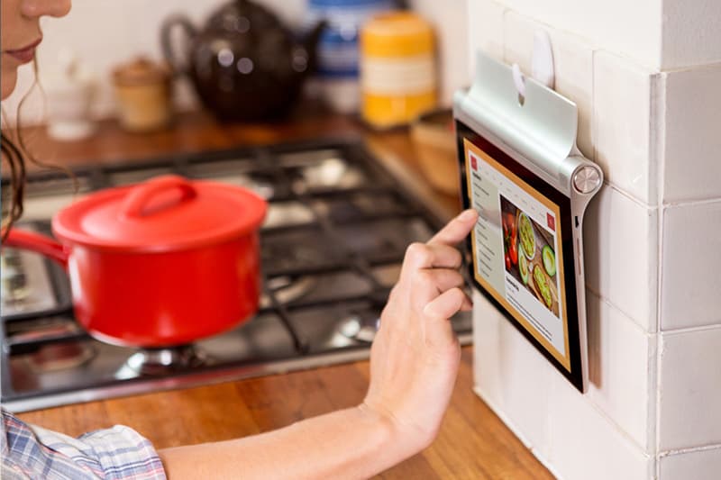 Ashton Kutcher 與 Lenovo 發佈全新 YOGA 平板電腦系列