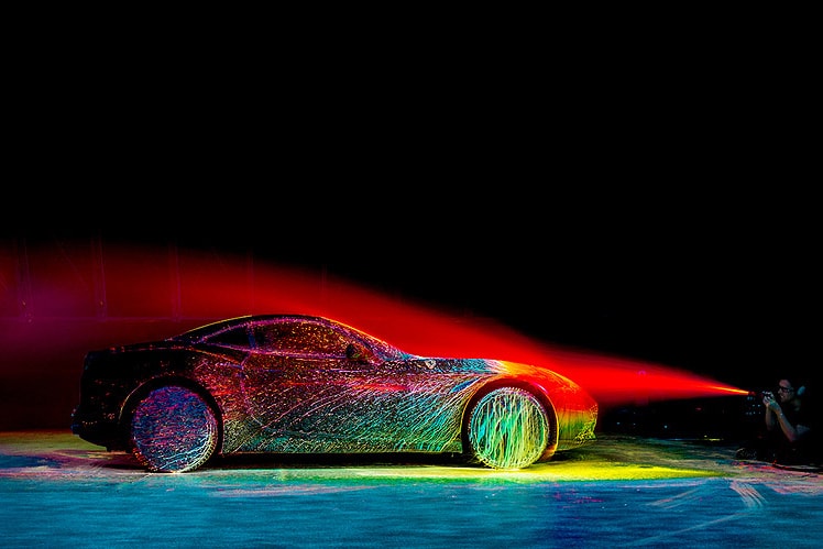 Ferrari California T 接受 UV 螢光噴漆