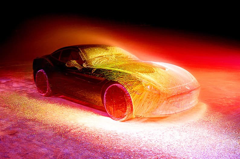 Ferrari California T 接受 UV 螢光噴漆