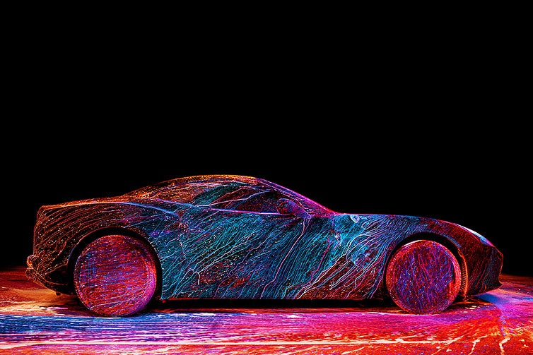 Ferrari California T 接受 UV 螢光噴漆