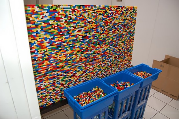 創意工作室 NPIRE 利用 55,000 塊 LEGO 積木分隔辦公室