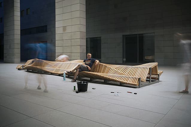 波蘭設計師 Piotr Zuraw 打造概念木質長凳