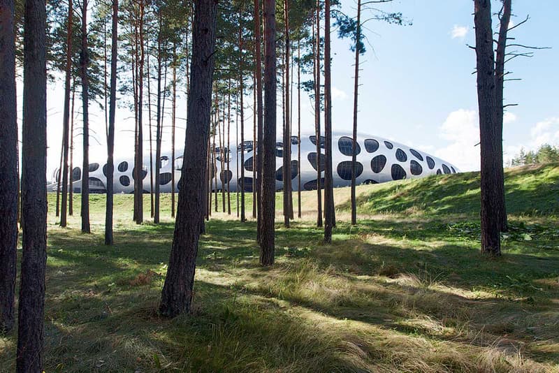 OFIS Architects 於鮑里索夫打造足球場