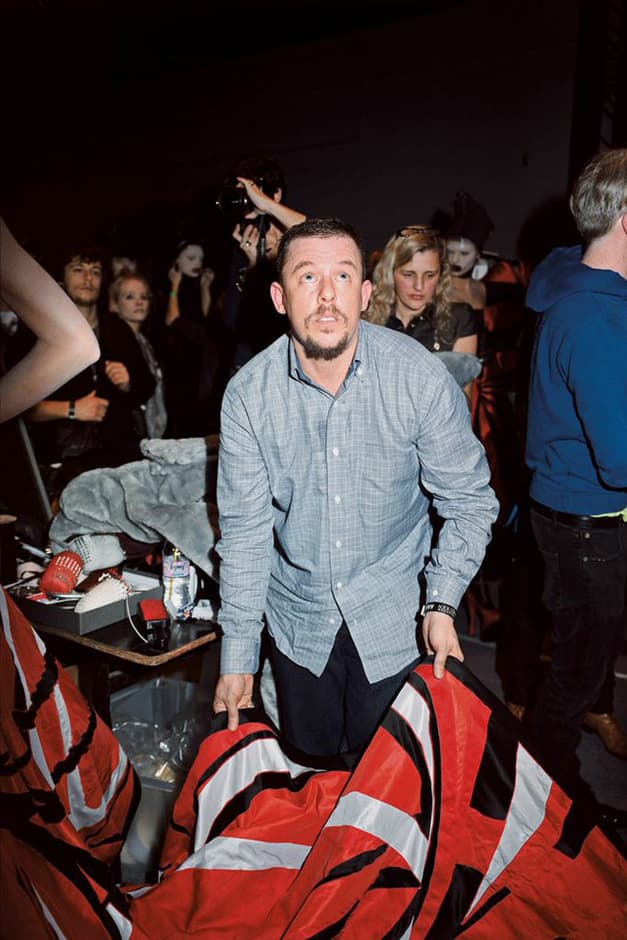 走進 Alexander McQueen 生前最後一秀幕後