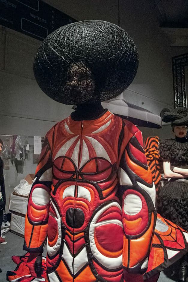 走進 Alexander McQueen 生前最後一秀幕後