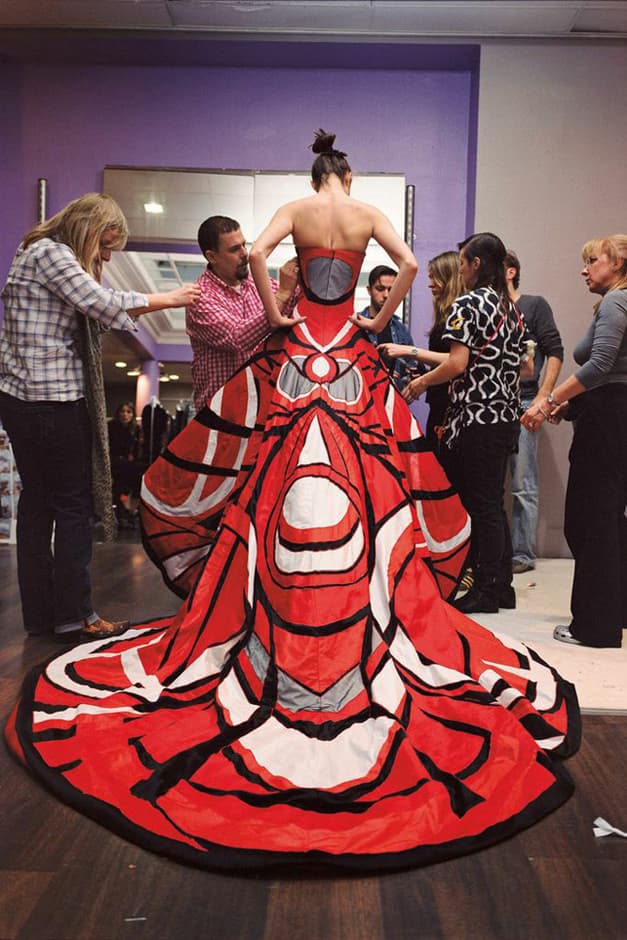 走進 Alexander McQueen 生前最後一秀幕後