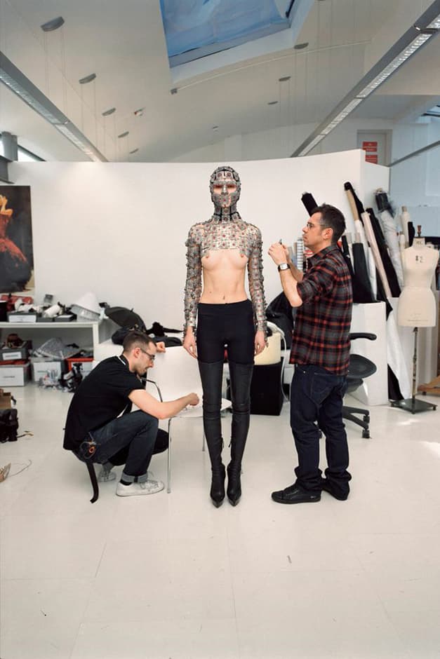 走進 Alexander McQueen 生前最後一秀幕後