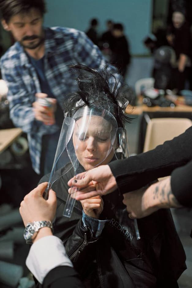 走進 Alexander McQueen 生前最後一秀幕後