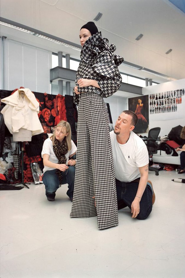 走進 Alexander McQueen 生前最後一秀幕後