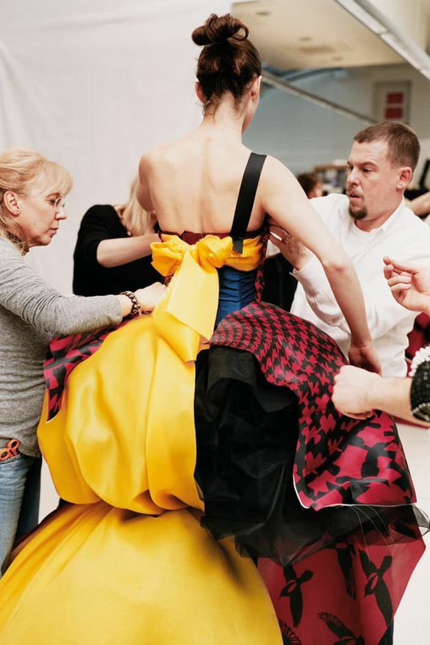 走進 Alexander McQueen 生前最後一秀幕後