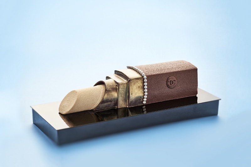 Karl Lagerfeld 為 Beige Alain Ducasse Tokyo 設計唇膏造型聖誕蛋糕