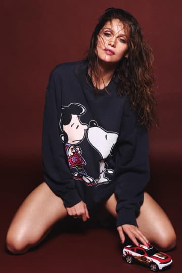 Mario Sorrenti 掌鏡為 Laetitia Casta 拍攝《LUI》12 月刊造型特輯