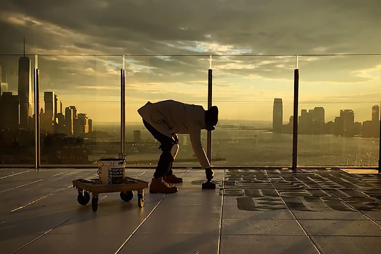 Rostarr 於 The Standard 酒店頂樓創作最新壁畫作品