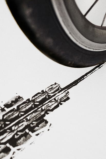 Thomas Yang 利用輪胎痕跡創作插畫作品